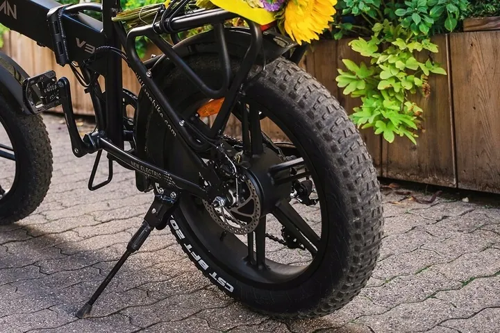 VITILAN V3 2.0 1200W motor close-up on rear wheel